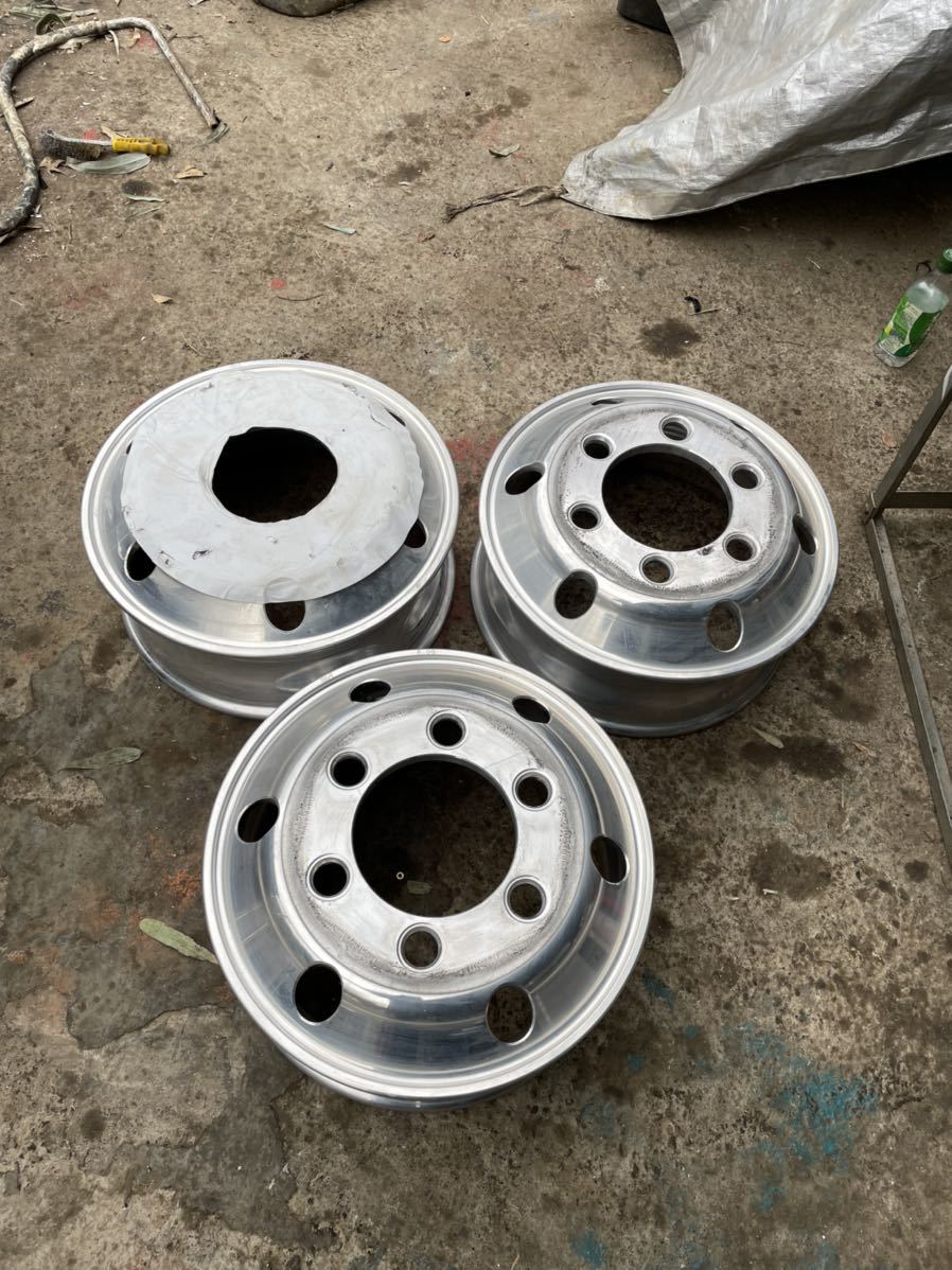 トラックのアルミホイール　17.5×6.00 L 135K。新品同様。未使用。