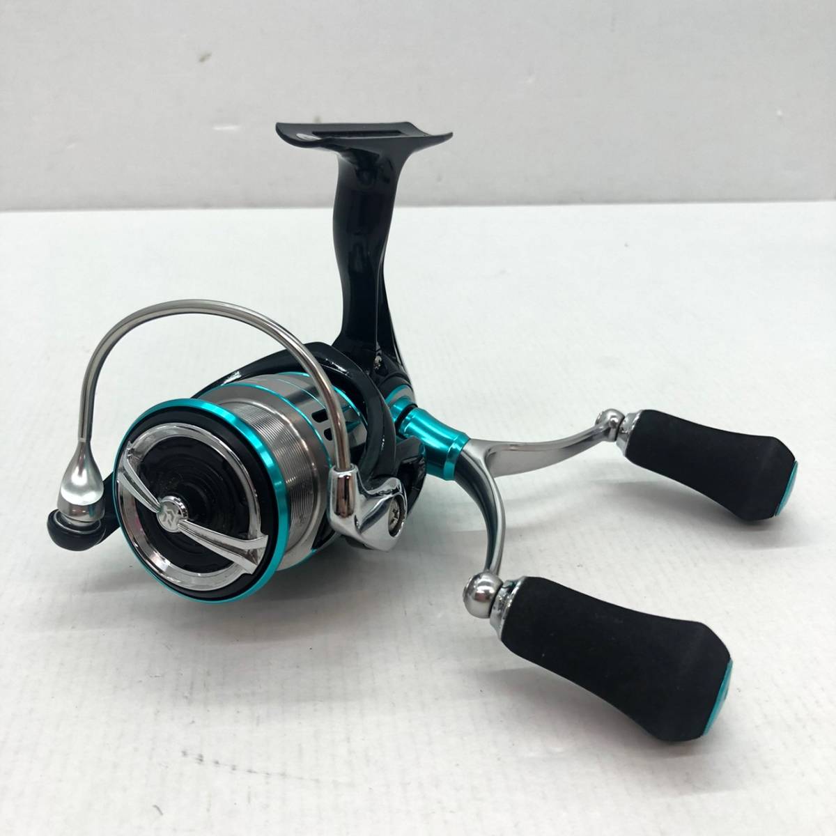 No.1760 【DAIWA】 ダイワ エメラルダス LT 2500S-DH スピニングリール 本体のみ ブラック ブルー 黒 青フィッシング 釣具 中古品