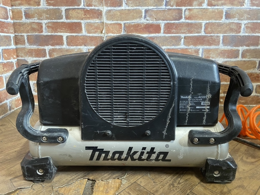 makita マキタ エアコンプレッサー AC221N/50Hz 中古動作品 「14506」