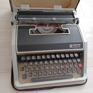 タイプライター オリベッティのYahoo!オークション(旧ヤフオク!)の相場