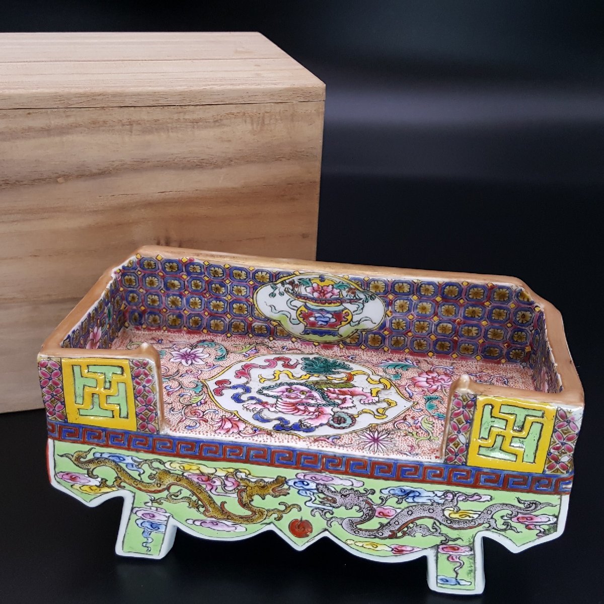 中国大清乾隆年製粉彩大合子 中国大清乾隆年製粉彩大合子