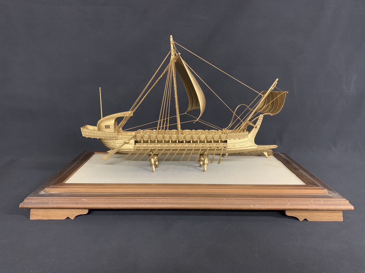 古代ギリシア軍艦　ガレー船　三段櫂船　帆船模型　ケース付き置物　ヴィンテージ品 古代ギリシャ軍艦ガレー船三段櫂船 模型置物オブジェ金色塗装超美品