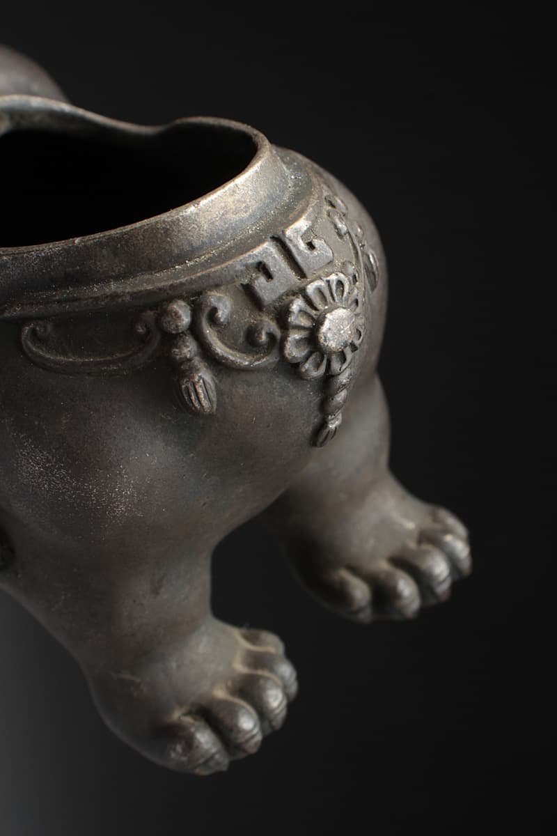 EH607 時代物 大島如雲一派 【山下喜雪 作】銀製 唐獅子香炉 幅13.3cm
