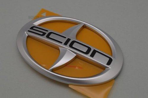 トヨタ　イスト (１１０系)　リヤ ＵＳエンブレムサイオン