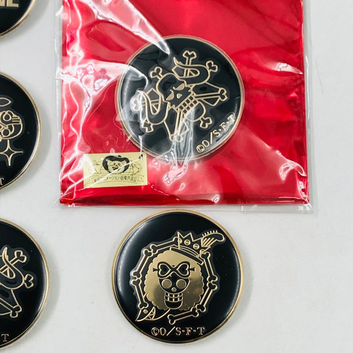 ONE PIECE メタルピンバッジ 8種セット 麦わらストア】メダル風海賊旗