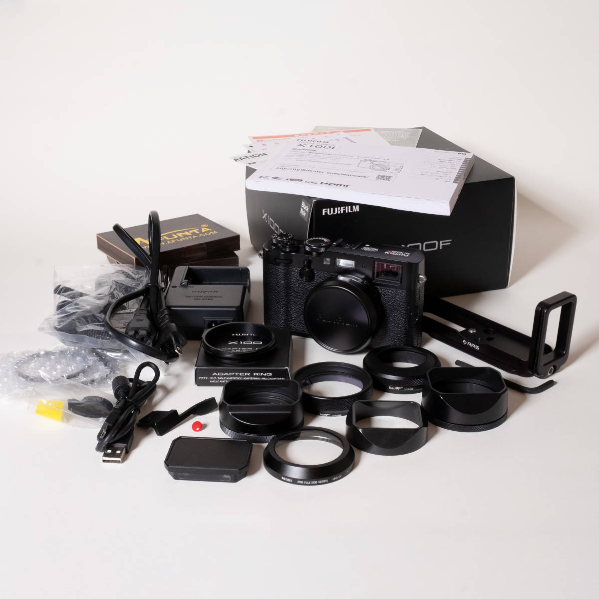 中古】富士フイルム FUJIFILM X100F(ブラック)・アクセサリー多数付 