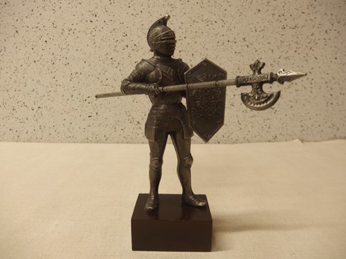 0430024s【西洋甲冑 金属製 騎士像】人形/ハルバード/武器/盾/鎧/仮面 