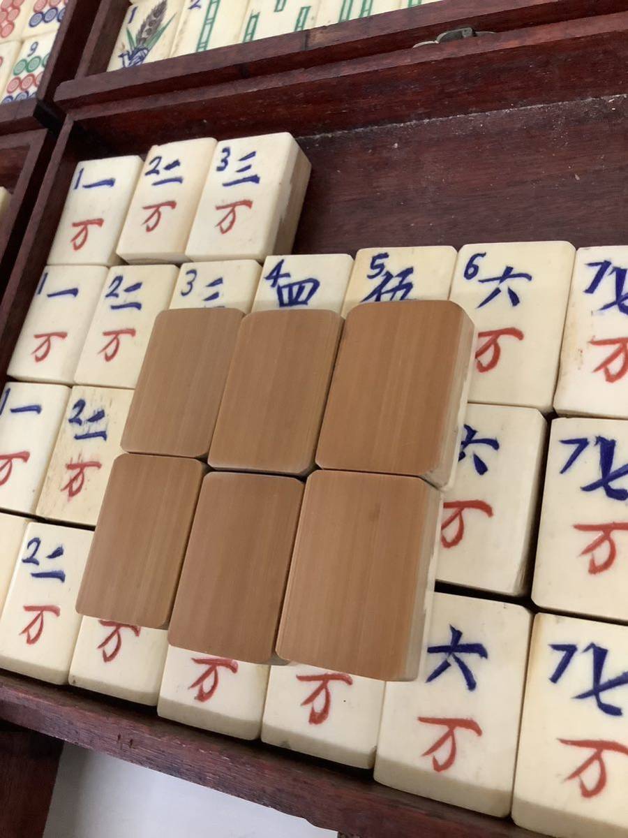 古い麻雀牌 ／背竹牌・骨牌・箱入り 麻雀牌 アンティーク 背竹 歯 骨面