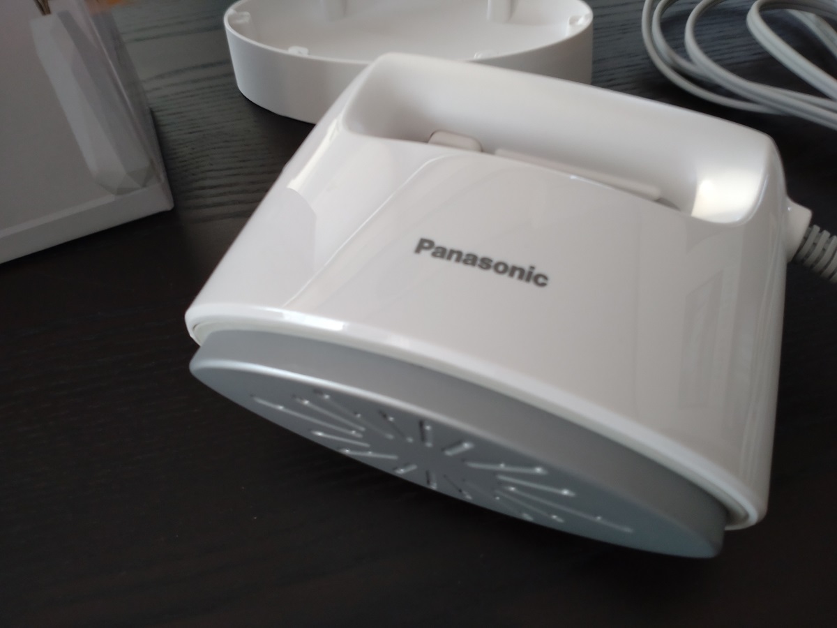 パナソニック 衣類スチーマー Panasonic NI-FS420-W 2022年製 アイロン