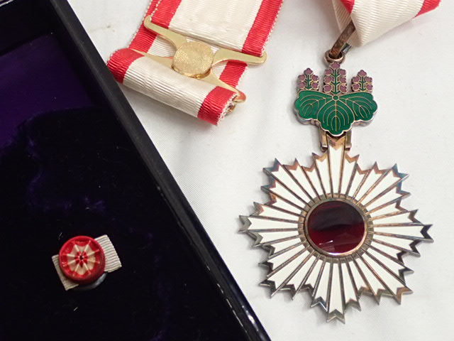 勲三等旭日中綬章 勲章 記章 徽章 ケース付/保管品/現状品/ 勲二等