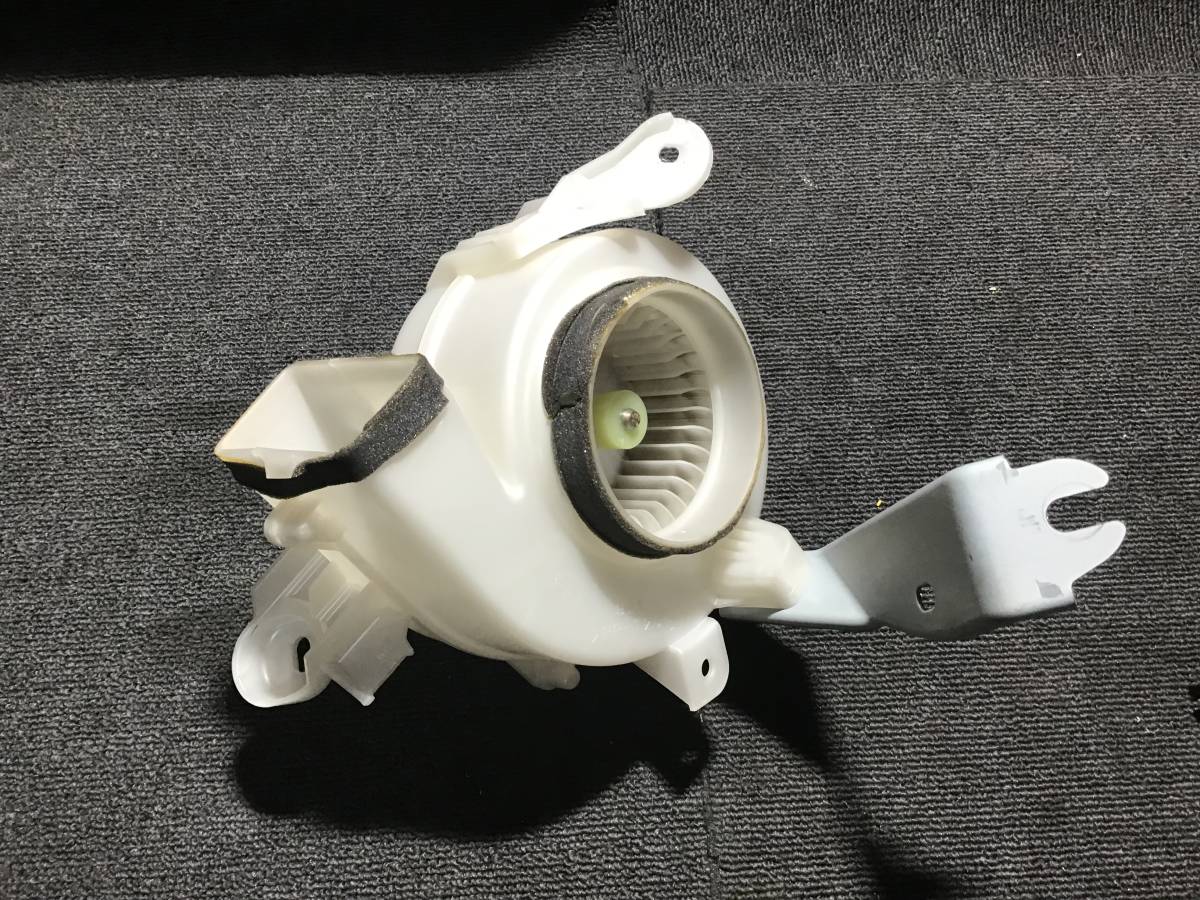 トヨタ NHW20 プリウス 後期 ハイブリッドバッテリー用 クーリング ブロア ファン 87130-47070 中古 即納 距離56000ｋｍ