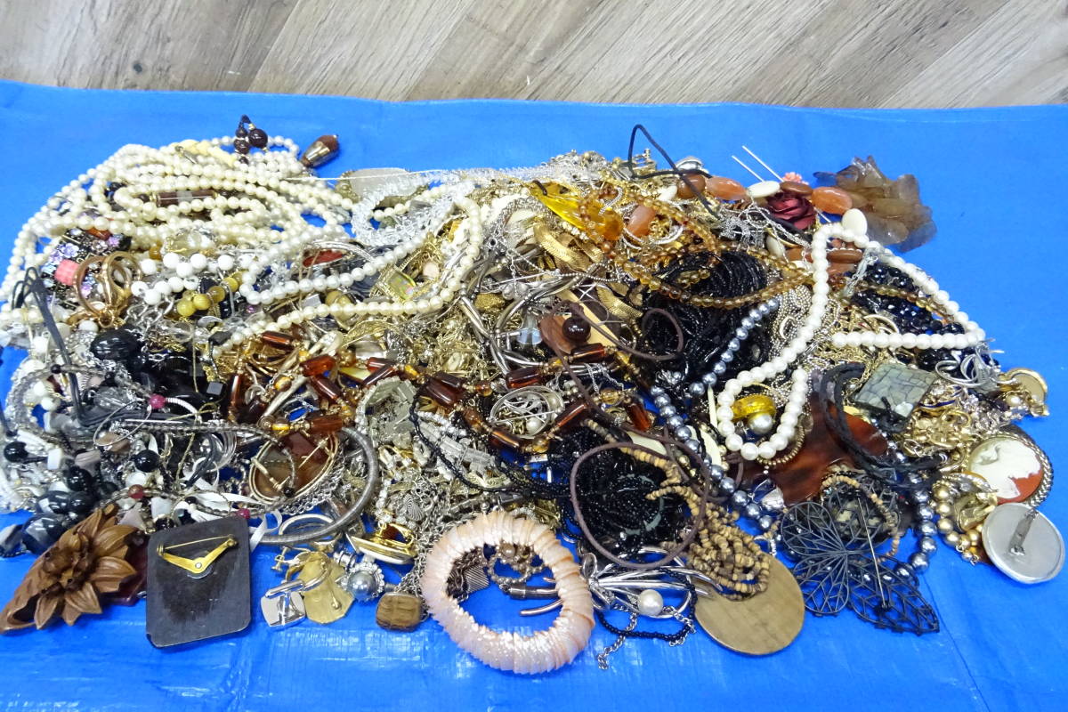 K梅田04068K] 大量 アクセサリー まとめ売り 3.6Kg ネックレス