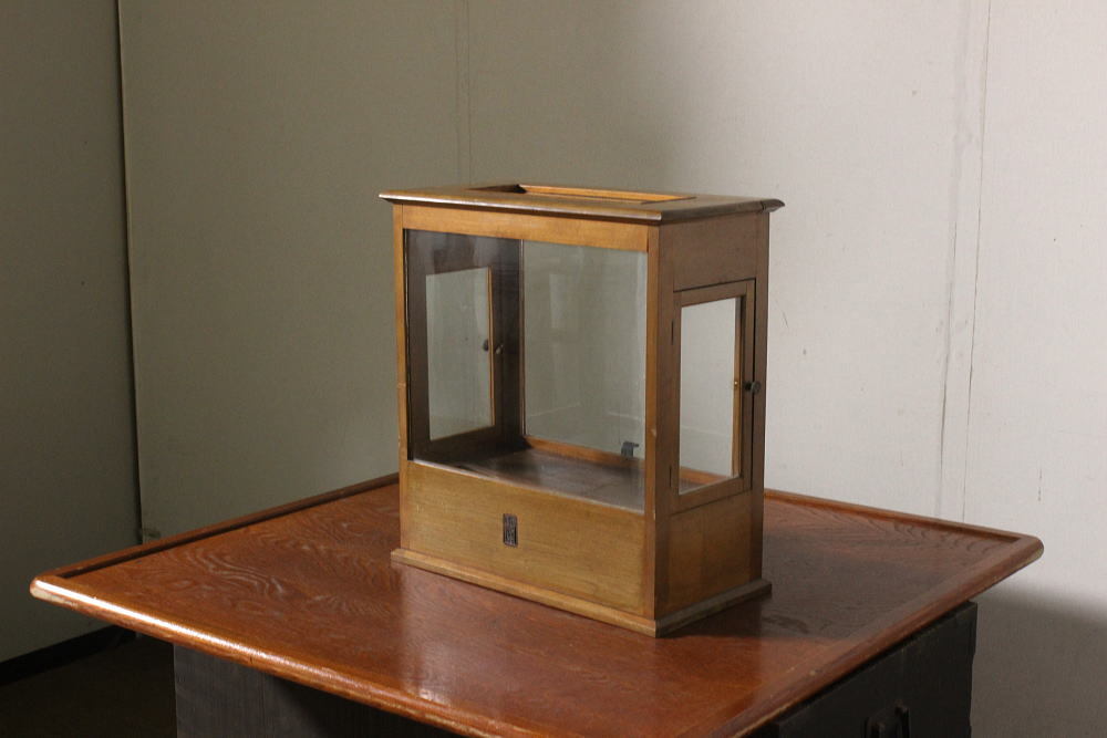 は*ん様 木製屋外小屋 緑と茶色　直接引き取り限定 新入荷！レトロ！古い小振りな卓上ガラスケース アンティークショー