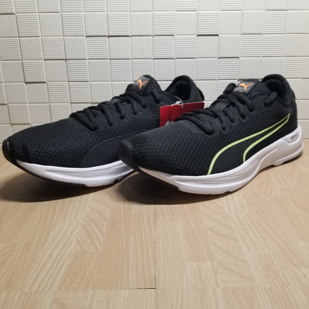 送料無料・新品未使用!!プーマ PUMA ランニングシューズ スニーカー / アクセント / 黒 ブラック 24.5cm