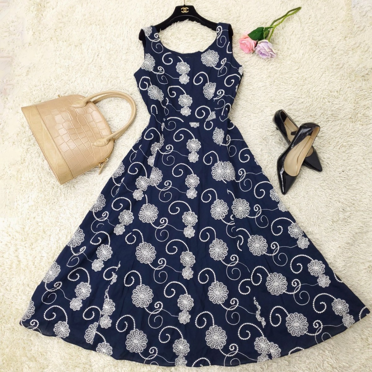 美品★Laura Ashley ローラアシュレイ★美麗な総柄刺繍★〜大きいサイズ SIZE13XL相当★花柄*ロングワンピース