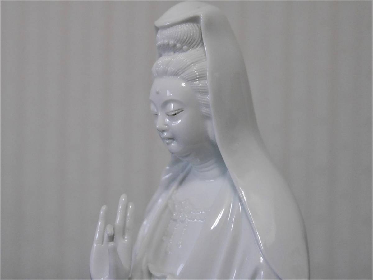 樋渡陶六作 岩座観音 白磁彫 銘窯 肥蝶山 日本工芸会正会員 樋渡陶六作