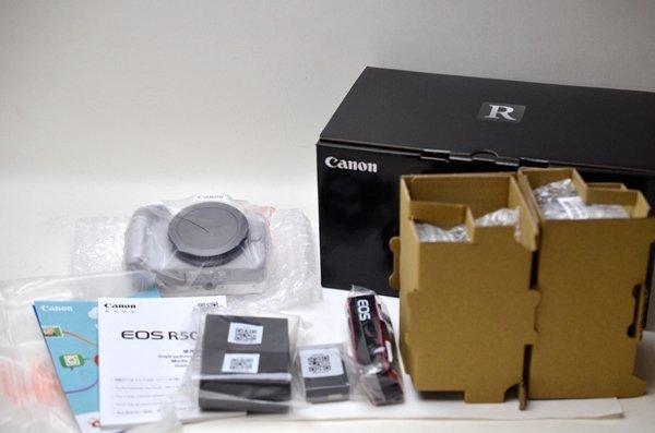 新品未使用 Canon ミラーレスカメラ EOS R50 ダブルズーム レンズ 