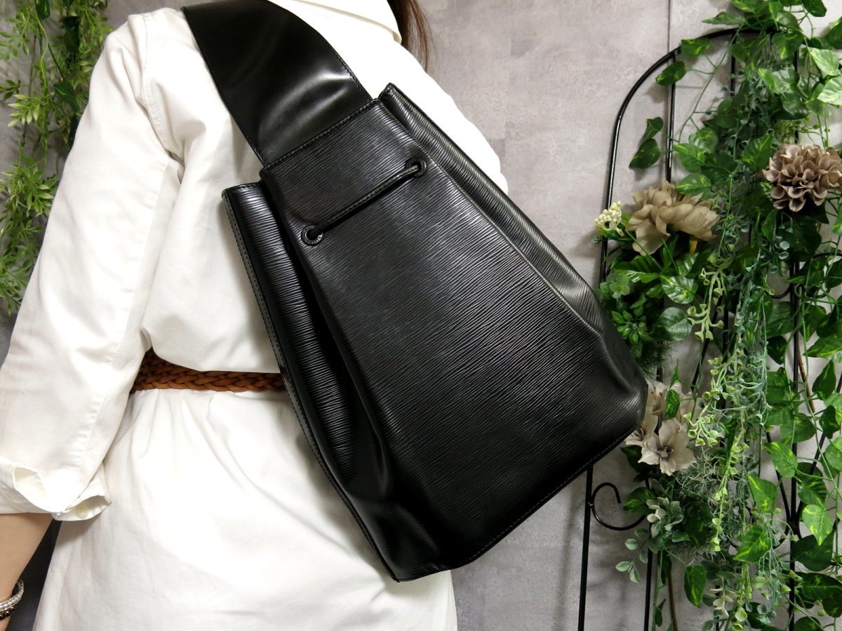 得価，お得 超 LOUIS VUITTON ルイ ヴィトン エピ サックアド M80153 グレイン レザー ワン ショルダー バッグ ノワール B5 収納 Js36900(ショルダーバッグ)｜売買されたオークション情報、yahooの商品情報をアー かばん、バッグ