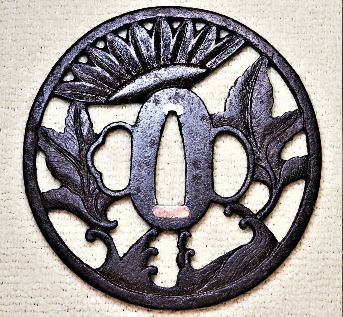 ☆ 時代鉄鍔「菊花図」銘越前記内 縦約9.2cm 横約9cm 重さ139g