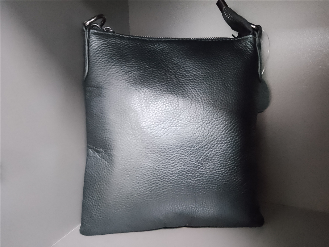 本革 牛革 レザーショルダーバッグ ブラック 黒 書類かばん 通勤 防水 長財布楽々OK!!