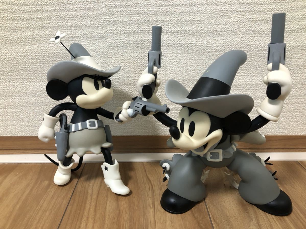 メディコムトイ ディズニー ソフビ フィギュア VCD ミッキー ミニー ２挺拳銃 Two gun モノクロ 白黒