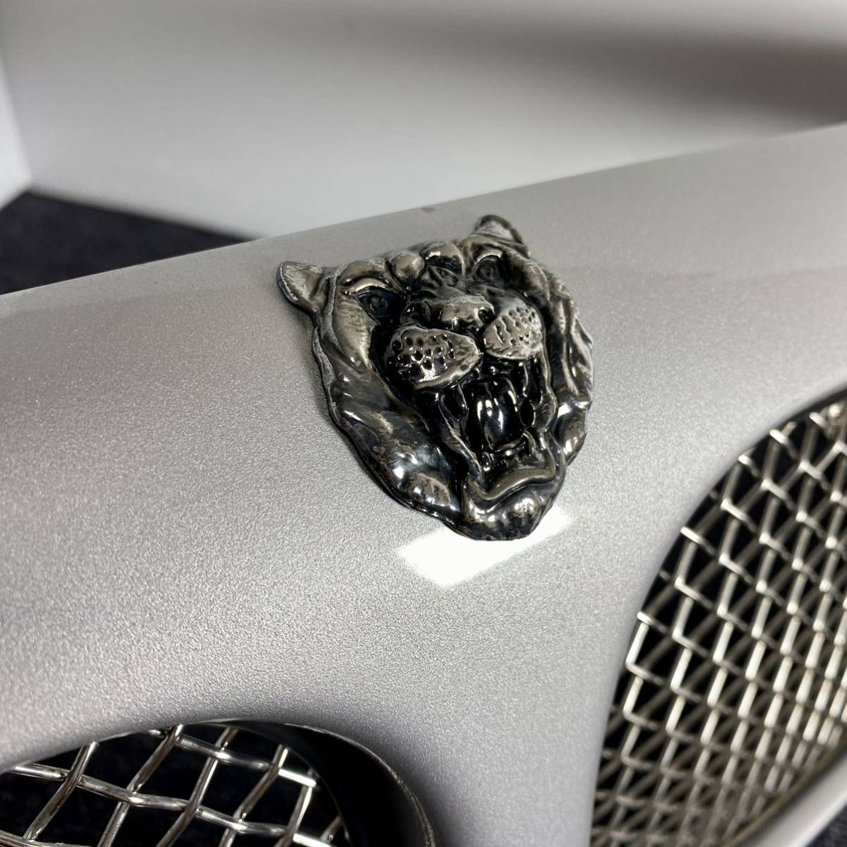 ジャガーXJR4.0スーパーチャージド V8 純正フロントグリル X308 破損