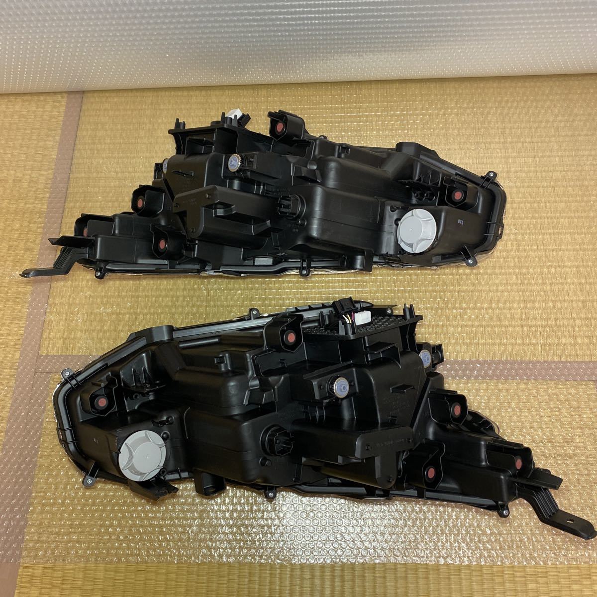 ☆新車外し 美品 TOYOTA 純正 ヤリスクロス 左右 ヘッドライト 左 右 