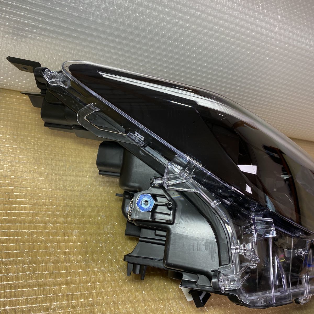 ☆新車外し 美品 TOYOTA 純正 ヤリスクロス 左右 ヘッドライト 左 右 