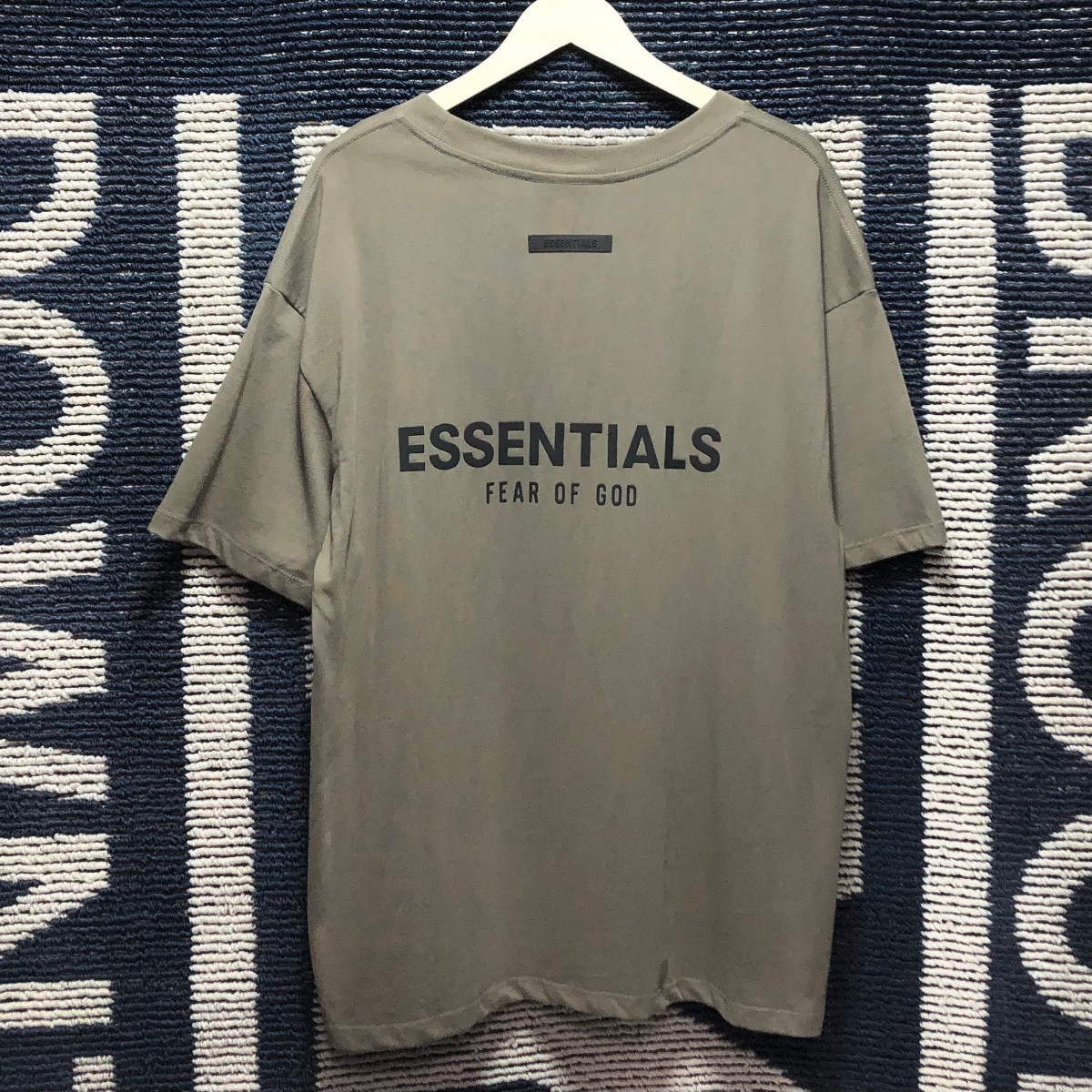 FOG ESSENTIALS FEAR OF GOD LOGO TEE フェア オブ ゴッド エフオージー エッセンシャルズ シリコン ロゴ バックプリント Tシャツ カーキ S