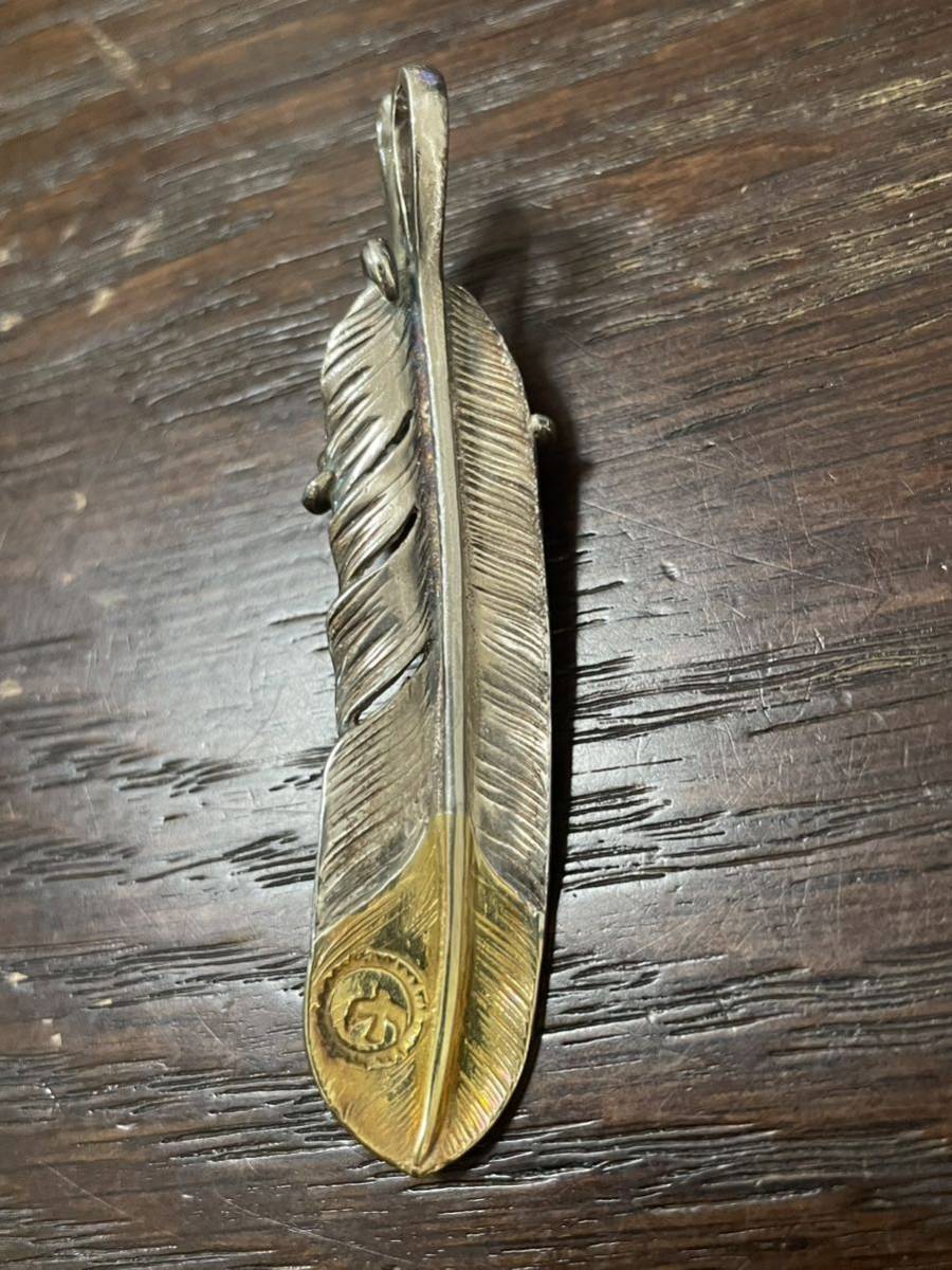 雰囲気抜群！銀爪付き先金フェザー特大（左） 雰囲気抜群！銀爪付き先