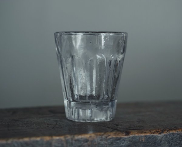 型押し 剣先コップ / 古民芸 明治 大正 戦前 和ガラス プレスガラス 梅