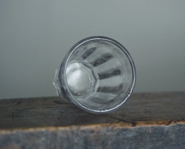 型押し 剣先コップ / 古民芸 明治 大正 戦前 和ガラス プレスガラス 梅