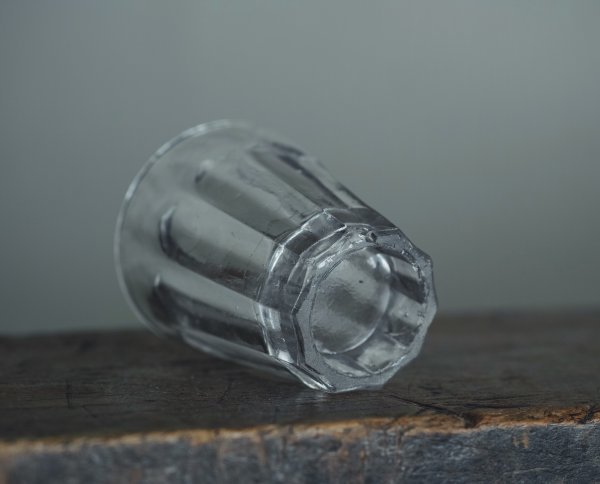 型押し 剣先コップ / 古民芸 明治 大正 戦前 和ガラス プレスガラス 梅