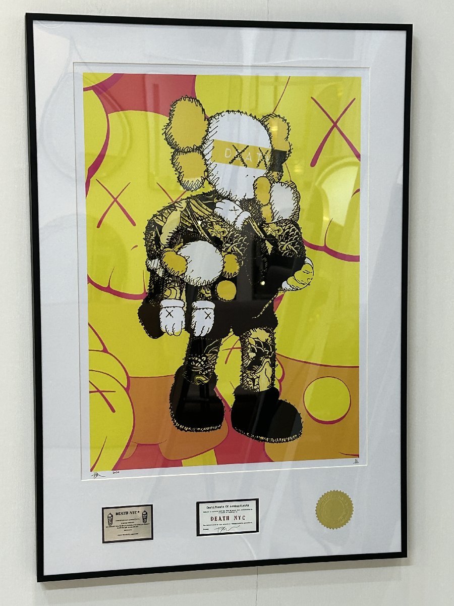 DEATH NYC 額付き 世界限定100枚 アートポスタ KAWS 黄色い 抱擁 XX 二 