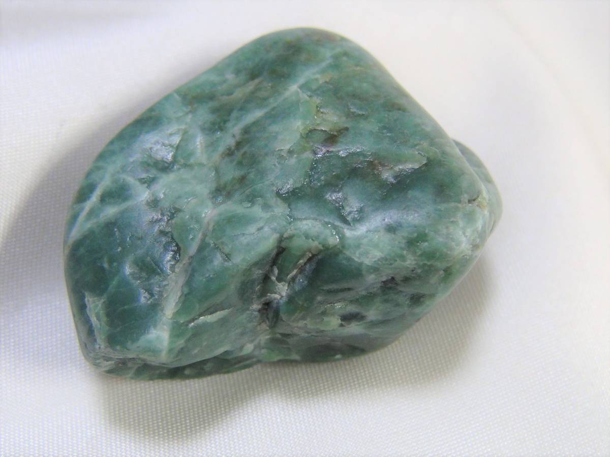 ヒスイ白orベージュ系原石／新潟県糸魚川市産／重量30Kg 糸魚川 翡翠