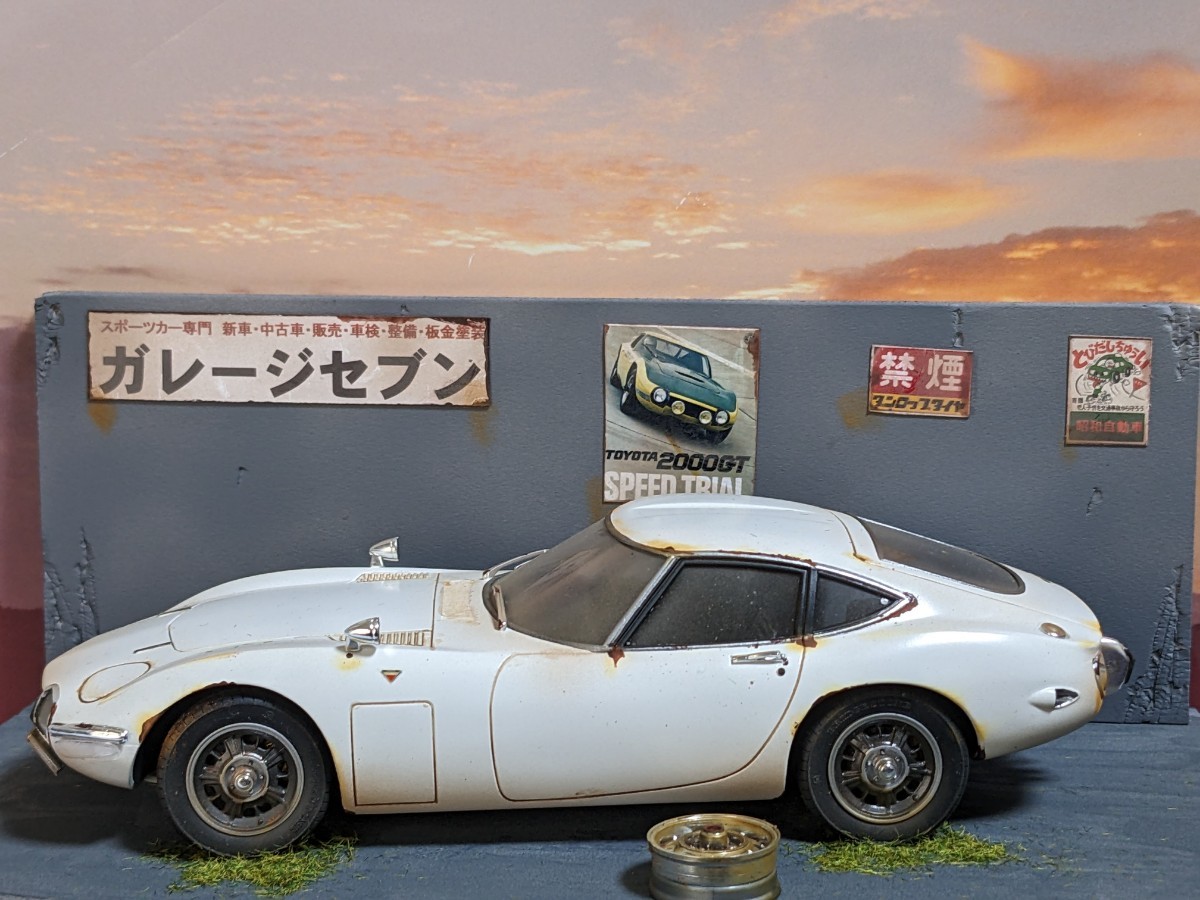 ★★　1/24　トヨタ　2000GT　 中古車屋で草ヒロ 自作ジオラマ完成品 ケース付　★★　