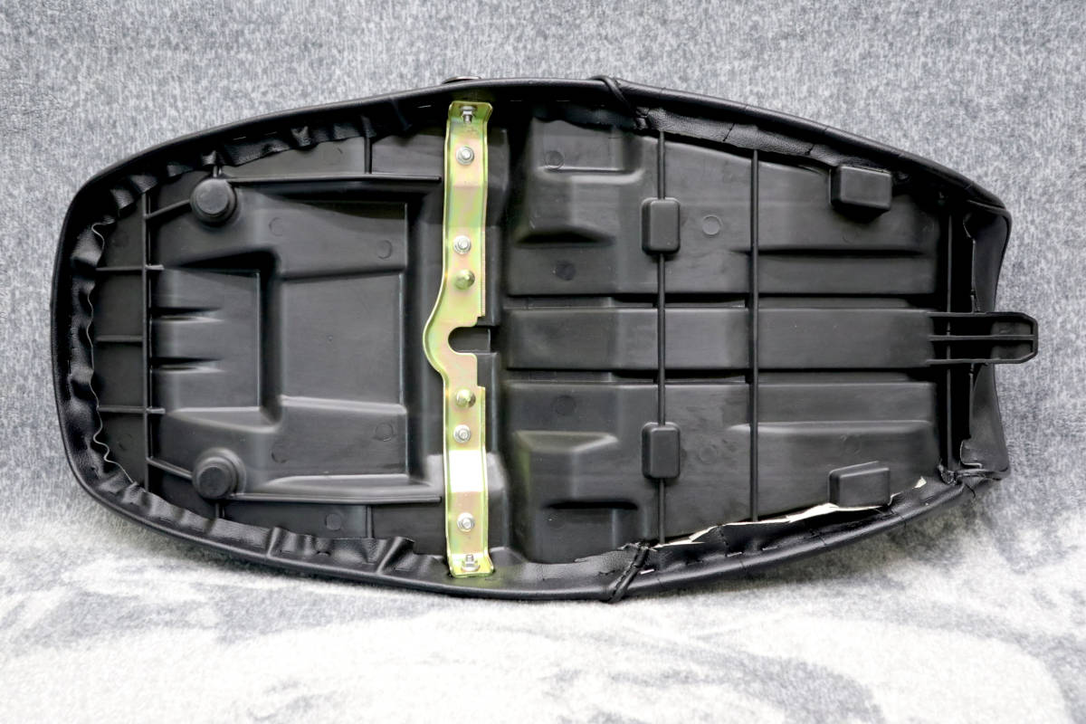 決算特価　ゼファーΧ　黒　皮　タックロール　シート/　あんこ抜き 完成品 ゼファー400χ ZR400G 96-09 ファイナル 外装 パーツ FX Z2 決算特価 ゼファー４００ タックロール 三段シート ６０ｃｍ 超特価
