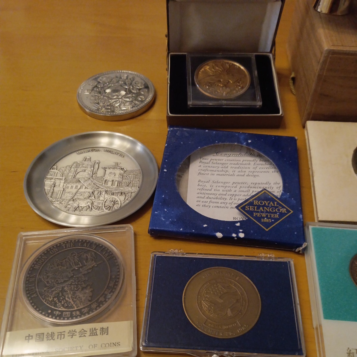 レア含 美品】 記念メダル コイン 銀貨 24KGP 金杯等 大量 おまとめ 明治天皇 オリンピック 青児 機関車 国鉄 警察 鉄道 純金鍍金  2000g 24KGP Yahoo!オークション 記念 - -「24金メダル」の落札相場・落札価格 大量おまとめ⁄24KGP⁄酒器、盃、だるま、朱肉