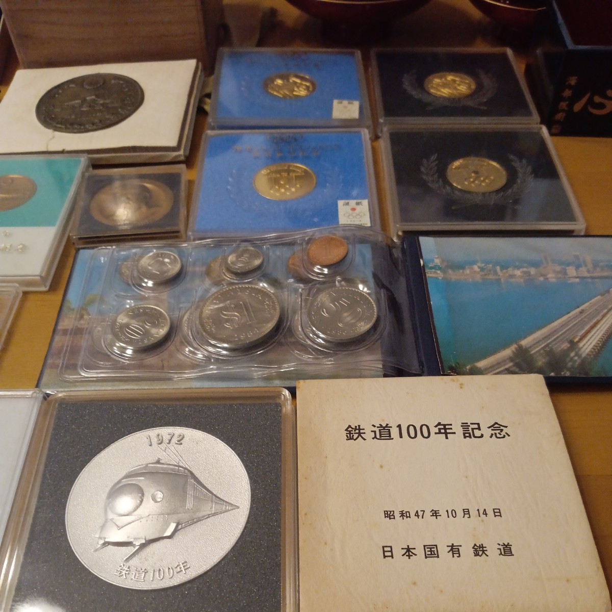 レア含 美品】 記念メダル コイン 銀貨 24KGP 金杯等 大量 おまとめ 明治天皇 オリンピック 青児 機関車 国鉄 警察 鉄道 純金鍍金  2000g 24KGP Yahoo!オークション 記念 - -「24金メダル」の落札相場・落札価格 大量おまとめ⁄24KGP⁄酒器、盃、だるま、朱肉