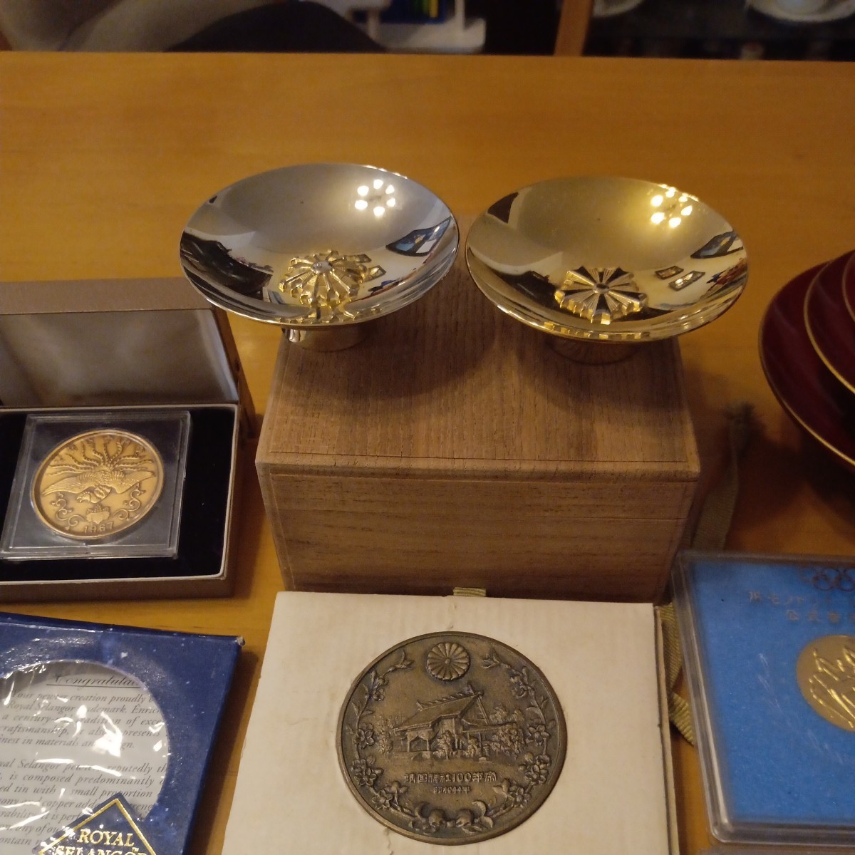 レア含 美品】 記念メダル コイン 銀貨 24KGP 金杯等 大量 おまとめ 明治天皇 オリンピック 青児 機関車 国鉄 警察 鉄道 純金鍍金  2000g 24KGP Yahoo!オークション 記念 - -「24金メダル」の落札相場・落札価格 大量おまとめ⁄24KGP⁄酒器、盃、だるま、朱肉