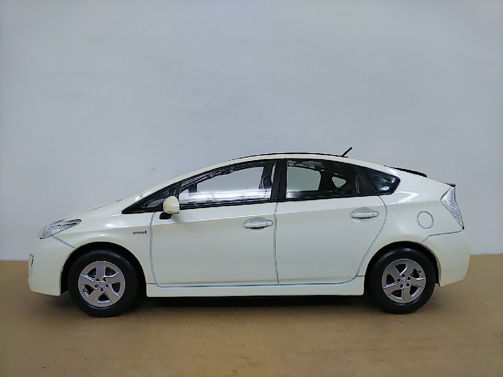 □ 【非売品】 ディーラー 1/24 TOYOTA PRIUS トヨタプリウス ホワイト