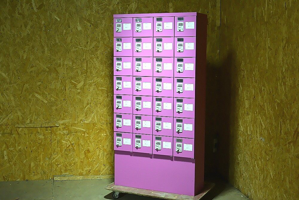 きれい★4列7段・28人用　ピンク色のスチールロッカー　貴重品ロッカー　小物ロッカー　4桁　ダイヤル式　省スペース★