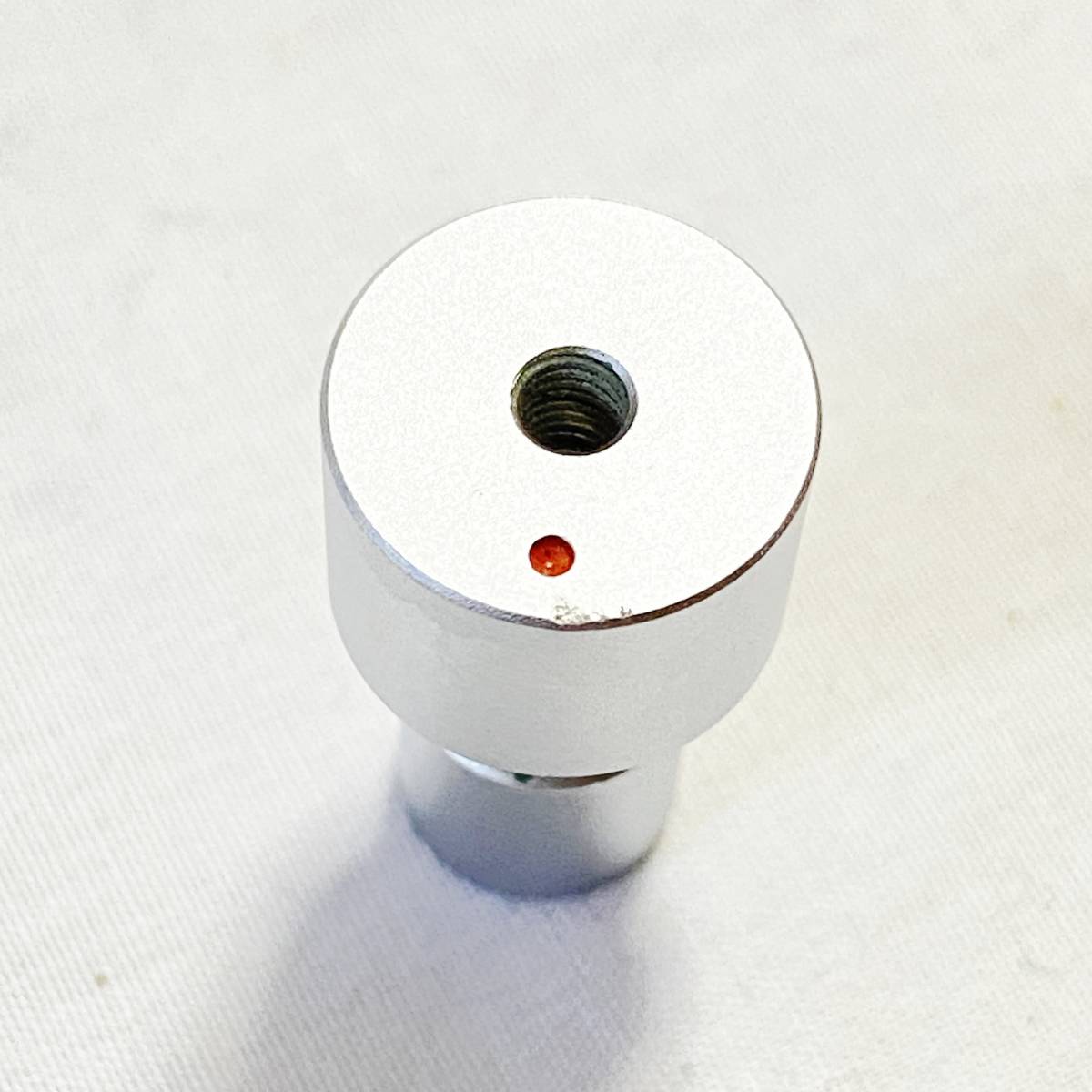 Lateral balance weight ''Red dot'' for SAEC WE-407/23 and WE-407/GT 「赤ポチ」 サエク WE-407/23 及び WE-407/GT 用ラテラルウエイト