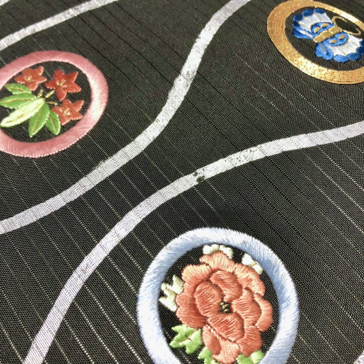 刺繍 黒 帯 写真 日本 絽の名古屋帯 よろけ縞に日本刺繍 正絹 黒帯 芯