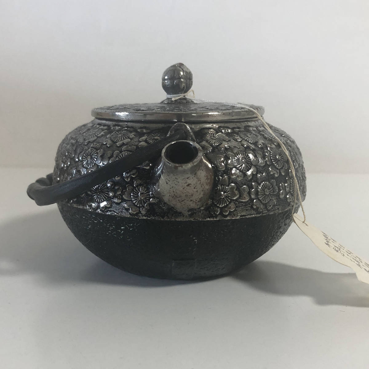 桜尽紋 清茂作 砂鉄急須瓶 岩鋳 南部鉄器 鉄瓶 煎茶道具 共箱 【公式通販】 桜尽紋 清茂作 砂鉄急須瓶 岩鋳 南部鉄器 鉄瓶 煎茶道具 共箱 【公式通販】