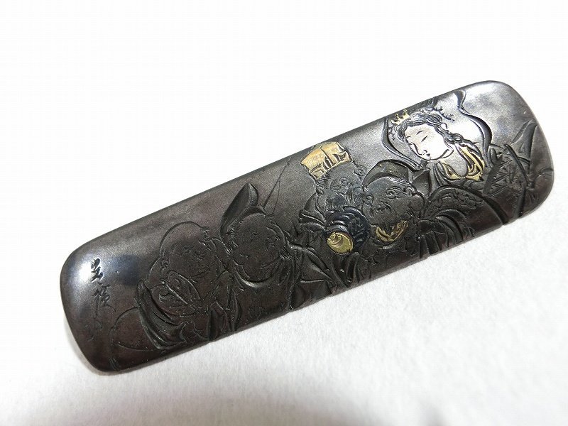 A8494 時代金工 光廣刀 四分一地細密彫金銀着 福神図 前金具の裏金 11g