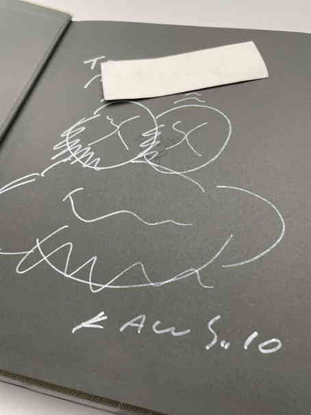 直筆サイン入り KAWS 作品集 カウズ オートグラフ 正規品署名入り