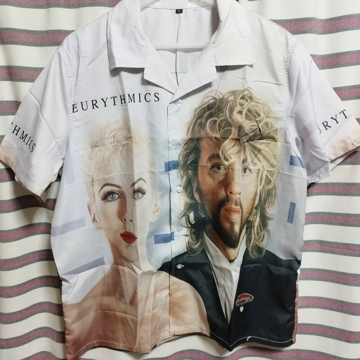 希少★Eurythmics ユーリズミックス『リヴェンジ/Revenge』 半袖シャツ　新品【Lサイズ】 総柄デザイン Annie Lennox バンドTシャツ