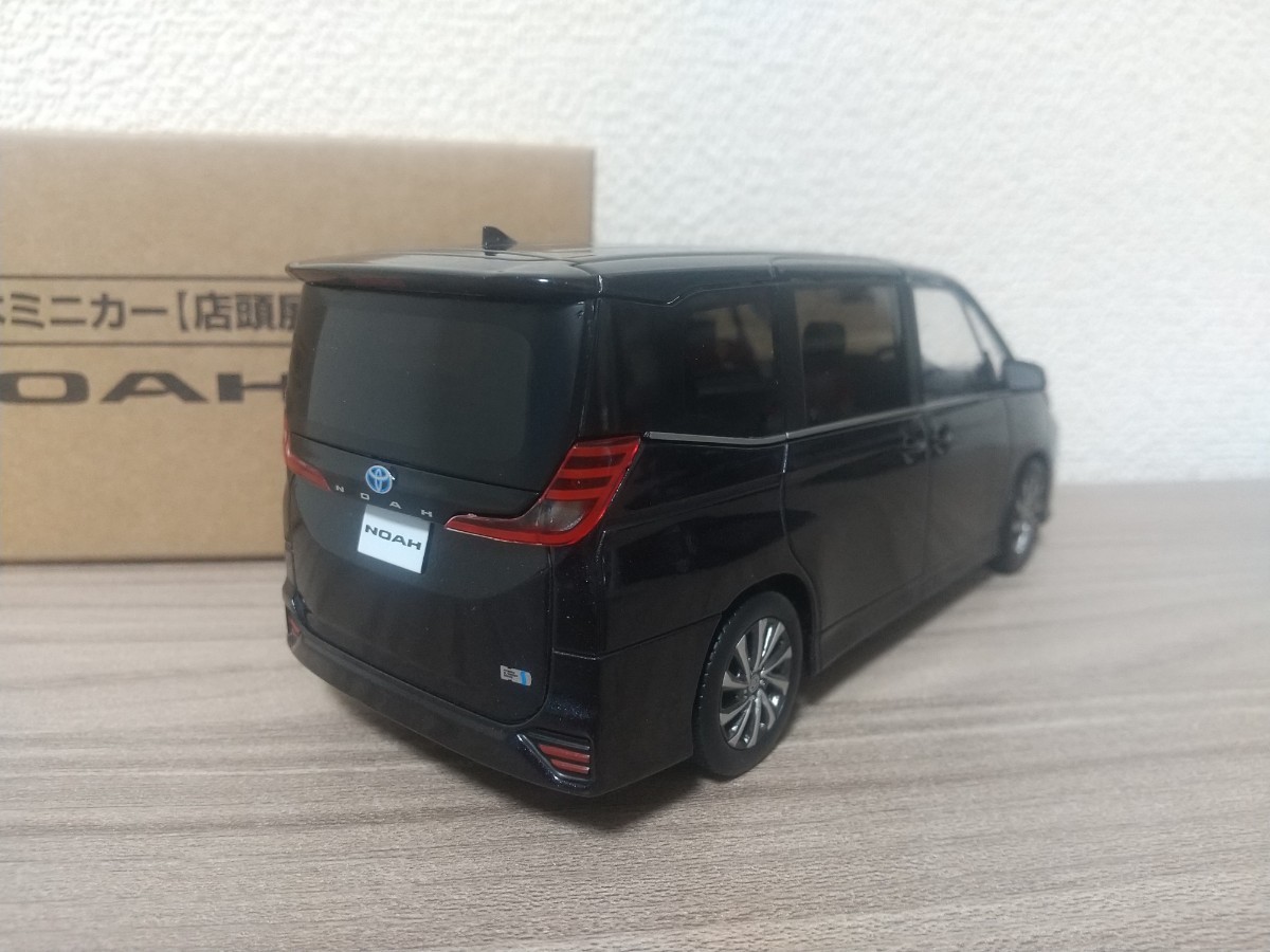 1/30 トヨタ 新型ノア カラーサンプルミニカー スパークリングブラック