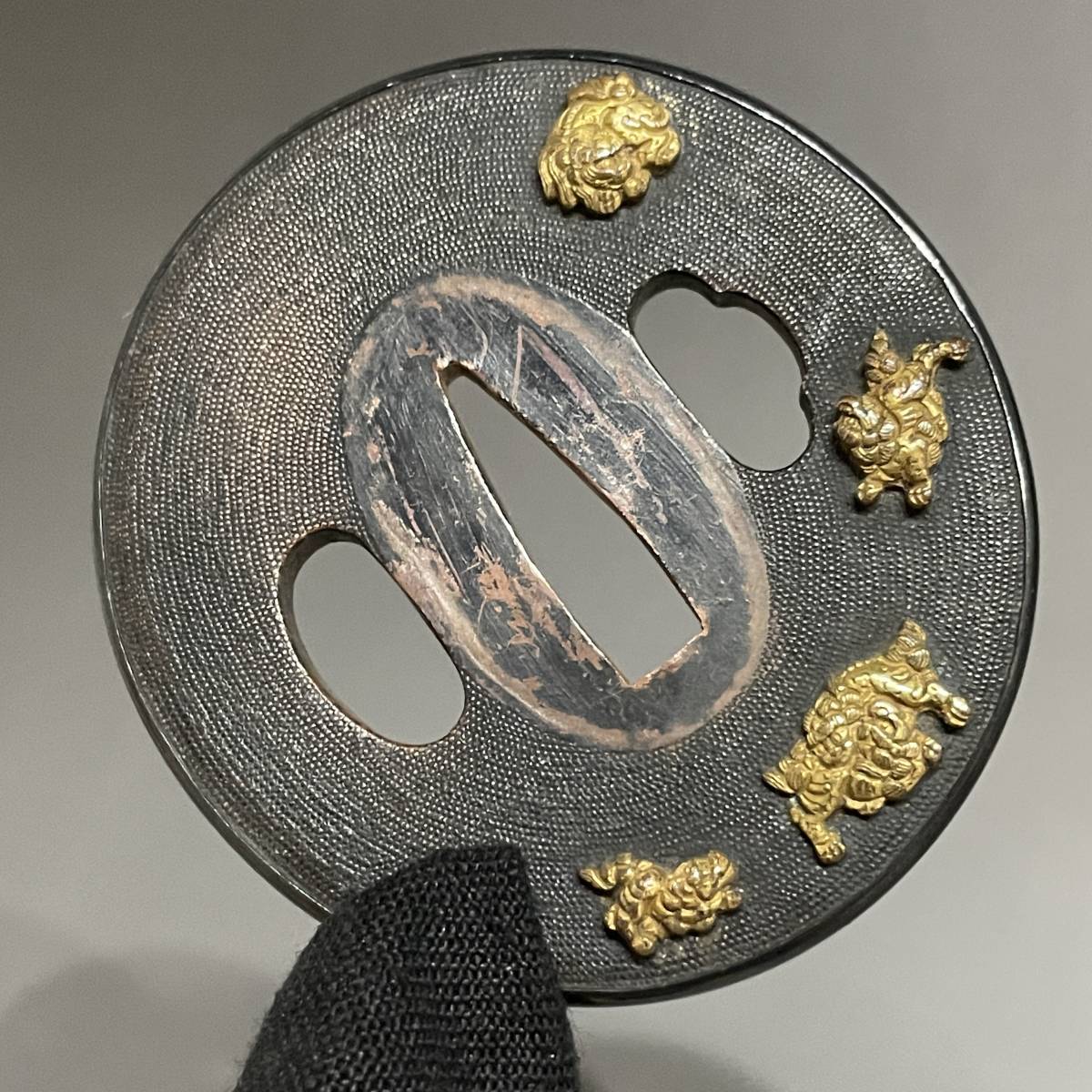 刀装具 縁頭 赤銅地 草花 犬図 金色絵 江戸期 本歌 高肉彫 金色絵 一 江戸期 の落札相場・落札価格 (武具) 「:獅子」鍔
